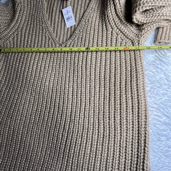 LOFT V-Neck Oversized Side Slits
Ribbed Trim Beige Shimmer Pullover
Sweater Sz M - Picture 10 of 11